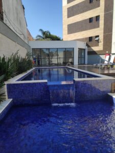 Piscina do edifício Applause, em Ipanema. Temos vários apartamentos à venda nesse condomínio. Clique e saiba mais!